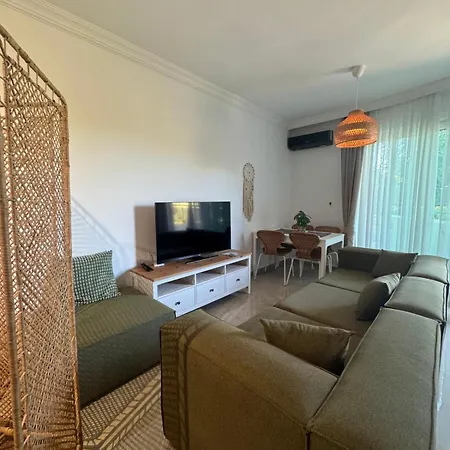 Kibris Girnede 1 Yatak Odali Sueper Lueks Havuzlu Appartement *